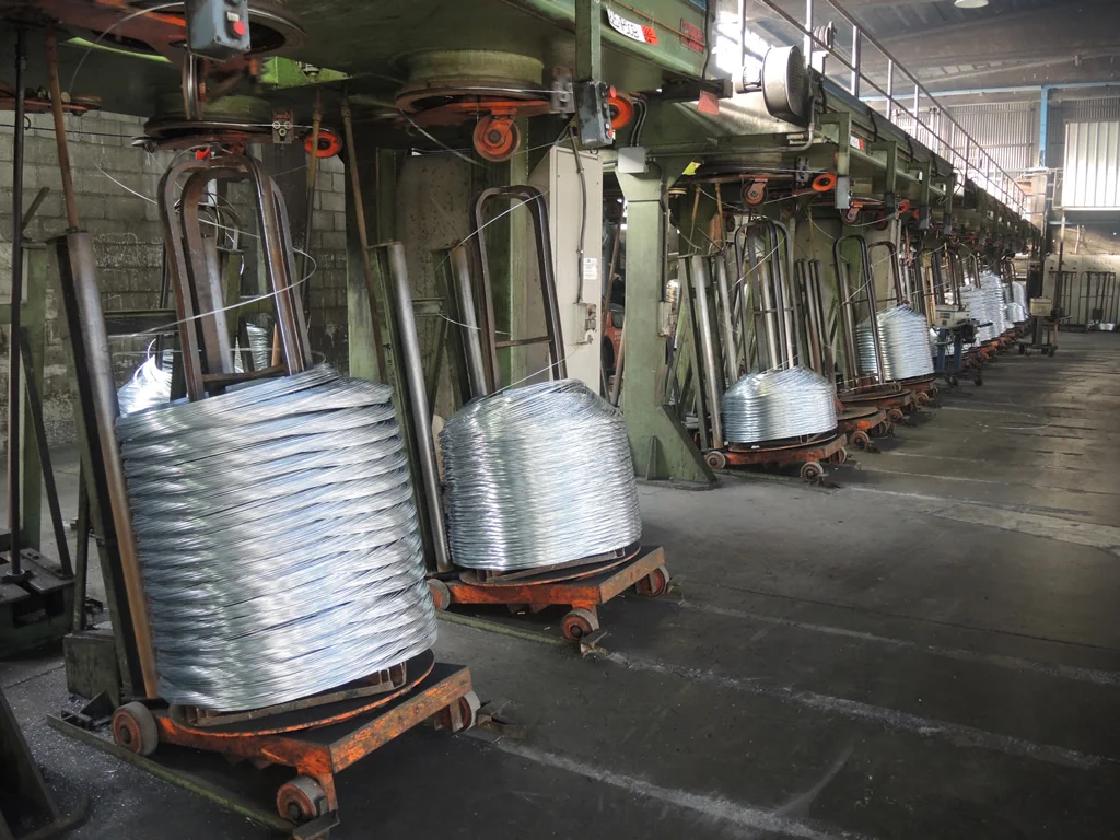 Reparto di produzione e matassoni di filo zincato nello stabilimento MLSL